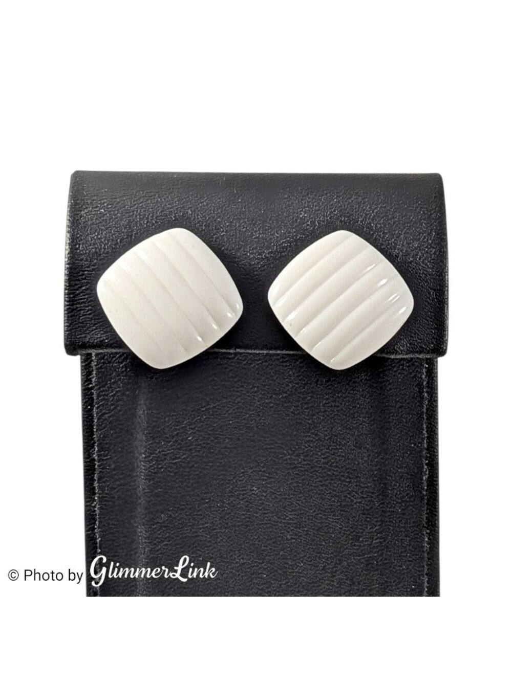 Vintage 1985 Avon Summer Sands White Ribbed Gold Tone Clip On Earrings